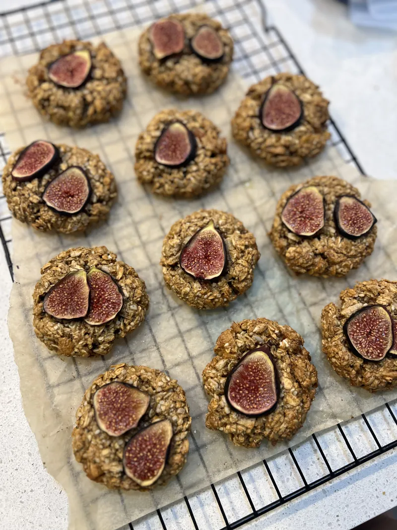 Oat cookies with fresh fig